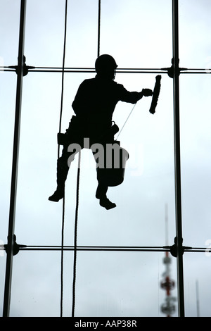 JPN, Japan, Tokio: Fensterputzer an der Glasfassade eines Wolkenkratzers Stockfoto