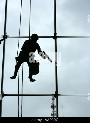 JPN, Japan, Tokio: Fensterputzer an der Glasfassade eines Wolkenkratzers Stockfoto