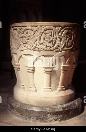 Kunstvoll geschnitzte steinernes Taufbecken in Temple Church (von gegründet und Sitz der Tempelritter; 1185 geweiht), London Stockfoto