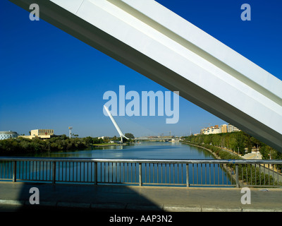 Moderne Brücken über den Guadalquivir Fluss jetzt verbindet Sevilla mit der Insel Cartuja Stockfoto