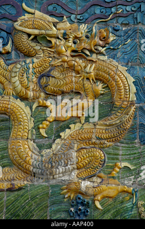 Kunstvolle und dekorative Drachen auf dem neun-Drachen-Bildschirm in Datong, Shanxi, China. Stockfoto