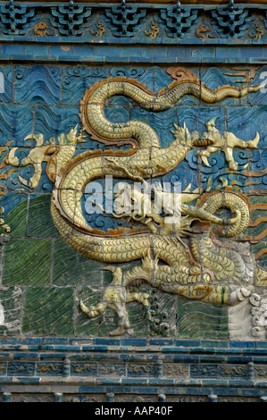 Kunstvolle und dekorative Drachen auf dem neun-Drachen-Bildschirm in Datong, Shanxi, China. Stockfoto