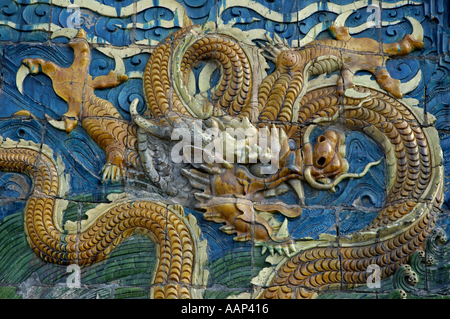 Kunstvolle und dekorative Drachen auf dem neun-Drachen-Bildschirm in Datong, Shanxi, China. Stockfoto