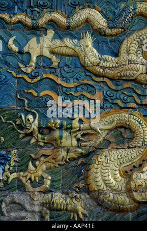 Kunstvolle und dekorative Drachen auf dem neun-Drachen-Bildschirm in Datong, Shanxi, China. Stockfoto