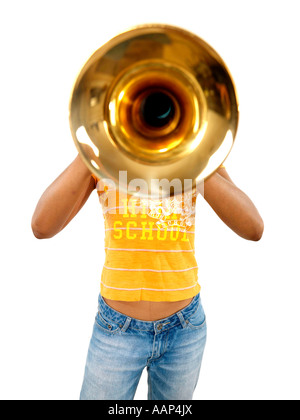 Junge zuversichtlich Ethnische Frau spielt eine Trompete Isoliert gegen einen weißen Hintergrund mit einen Freistellungspfad Stockfoto