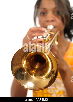 Junge zuversichtlich Ethnische Frau spielt eine Trompete Isoliert gegen einen weißen Hintergrund mit einen Freistellungspfad Stockfoto