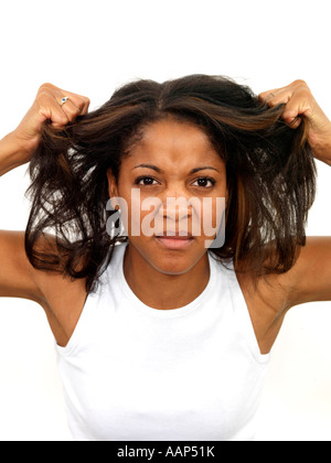 Angry Young Woman ziehen Haar-Modell veröffentlicht Stockfoto