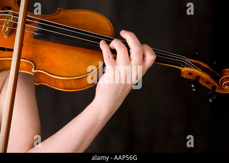 Nahaufnahme der Hand auf dem Griffbrett und Violine Spieler s Bogen Stockfoto