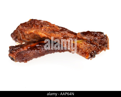 Chinesische Grill BBQ Schweinerippchen in pikanter Soße Takeaway Mahlzeit Isoliert gegen einen weißen Hintergrund mit keine Menschen und einen Freistellungspfad Stockfoto