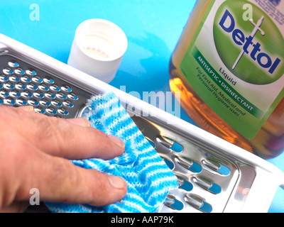 Desinfektion harter Oberflächen, gemäß den Richtlinien der Regierung zur Haushygiene des Coronavirus Pandemic, mit EINER Flasche beliebten Dettol Desinfektionsmittels Stockfoto