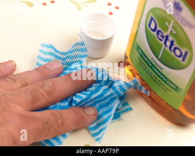 Desinfektion harter Oberflächen, gemäß den Richtlinien der Regierung zur Haushygiene des Coronavirus Pandemic, mit EINER Flasche beliebten Dettol Desinfektionsmittels Stockfoto