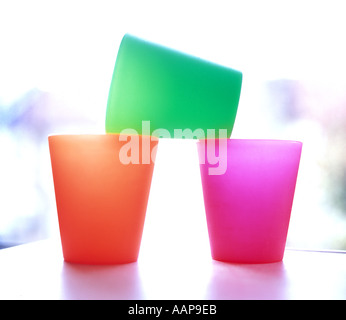 Plastikbecher im sonnendurchfluteten Küche Stockfoto