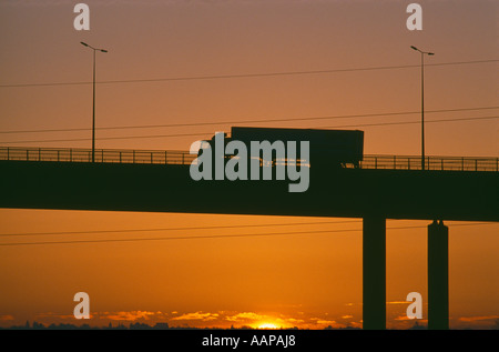 einen LKW oder Lastwagen auf M5 Bridge über den Avon Bristol England UK Stockfoto