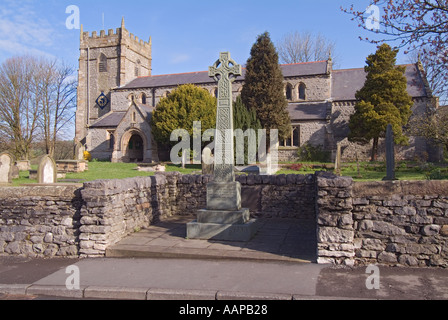 St Marys Church und das Dorfkriegsmerkmal in Ingleton im Yorkshire Dales National Park, Vereinigtes Königreich. Stockfoto