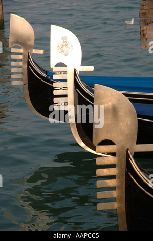 Die charakteristischen dekorativen Ferro Köpfe der venezianischen Gondeln in der Morgensonne glänzen. Stockfoto