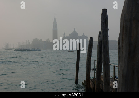 Am frühen Morgennebel schafft eine stimmungsvolle Atmosphäre in dieser Ansicht über St Marks Basin in Venedig. Stockfoto