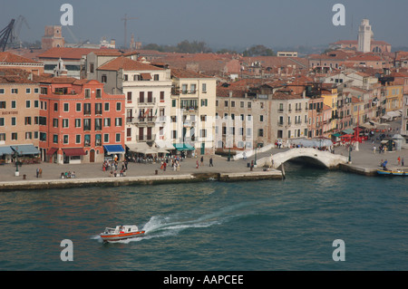 Luftaufnahme von einem Motorboot in Richtung Westen in Richtung Markusplatz in Venedig Stockfoto