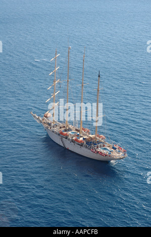 Segeln Schiff Star Flyer vor Anker in der Bucht bei Santorini Griechenland Stockfoto