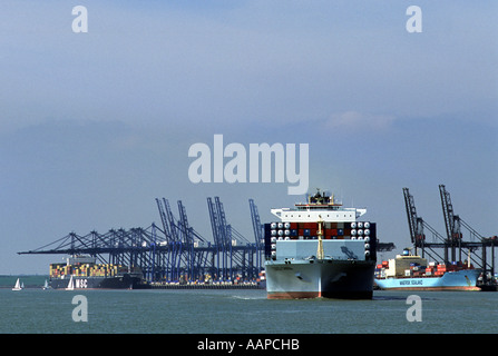 Containerschiff Cosco China verlassen den Hafen von Felixstowe in Suffolk, Großbritanniens größter Containerhafen. Stockfoto