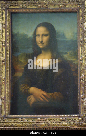 Die Mona Lisa von Leonardo da Vinci auf dem Display hinter seinen kugelsicheren Bildschirm im Kunstmuseum Louvre in Paris Frankreich Stockfoto