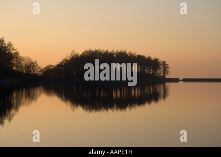 Abend-Sonne über Ridgegate Reservoir im Peak District Stockfoto