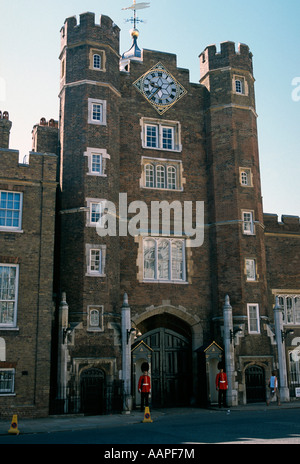 Haupteingang des St. James Palace auf Pall Mall überlebt von Palast Heinrichs VIII. Stockfoto