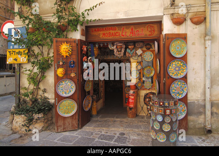 Monreale Sizilien kleine verziert Keramik bunte Schaufenster Stockfoto