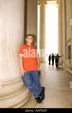 Kaukasische junge (11-13) lehnte sich gegen riesige Spalte am Jefferson Memorial in Washington, D.C. Stockfoto