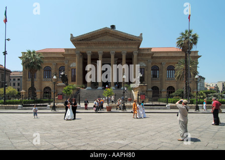 Opernhaus Teatro Massimo in der alten Stadt von Palermo in Sizilien an einem Sonntagmorgen gehören Einheimische und Touristen Stockfoto