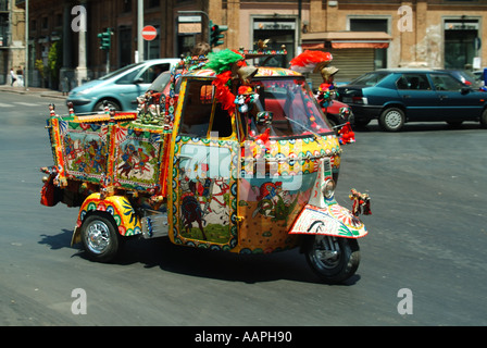 Palermo hoch dekorierten drei Wheeler Pick-up-LKW mit Passagier Hinten eine farbenfrohe Variante des Piaggio Ape-Werbespatens Fahrzeug Stockfoto