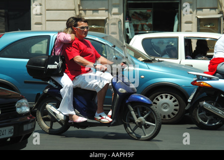 Palermo-paar auf Roller Moped Typ Motorrad im Verkehr Stockfoto