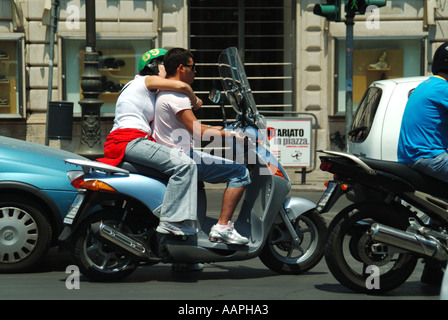 Palermo-paar auf Roller moped Typ Motorrad im Verkehr ein tragen Helm ein nicht Stockfoto