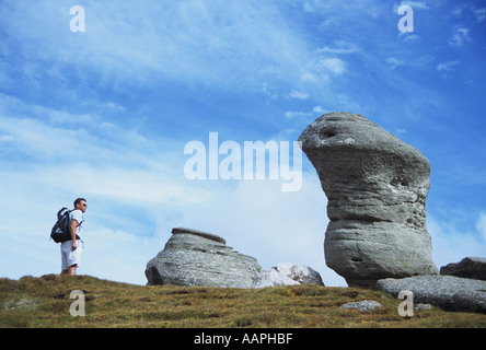 Fuß unter den Felsformationen im Bucegi Gebirge Rumänien Stockfoto