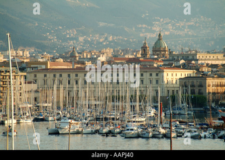 Palermo Sizilien port späten Nachmittagssonne auf Teil der Marina und Waterside Gebäude mit Hügeln jenseits Stockfoto