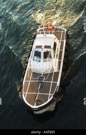 Palermo Sizilien Hafenlotsen starten mit Geschwindigkeit nach dem Sammeln von Pilot vom Schiff Stockfoto