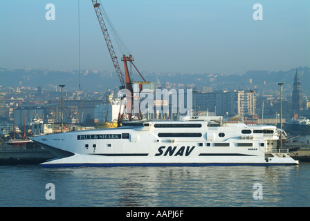 Hafen von Neapel vertäut SNAV Katamaran Fähre Stockfoto