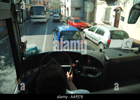 Region Kampanien Italien Trainer Fahrer Blick auf engen verstopften Straßen in der Nähe von Sorrent Stockfoto