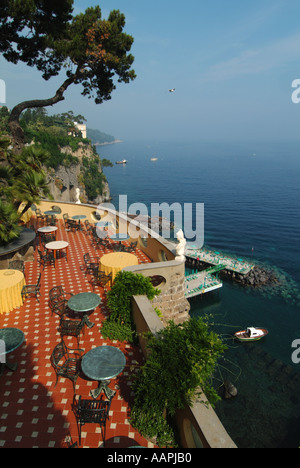 Sorrento Resort Hotel Klippe bar mit Blick über die Bucht von Neapel im freien Stockfoto