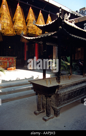 Schrein und brennende Räucherstäbchen Spulen, Kun Iam Tempel, Macau, China Stockfoto