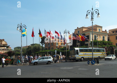 Sorrento Resort Stadtzentrum Tasso Square mit Bushaltestelle und Verkehr mit Fahnen Stockfoto