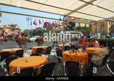 Sorrento Resort Tasso Square Touristen am Bürgersteig Stehtische mit Getränken floral anzeigen Verkehr und Fahnen Stockfoto