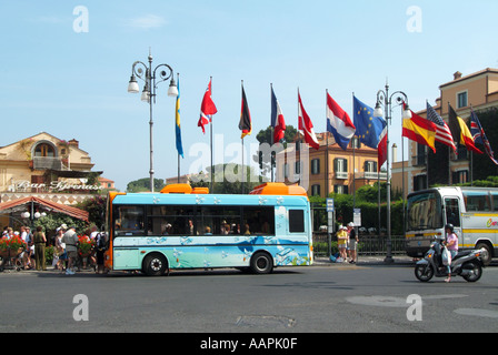 Sorrento Resort Stadtzentrum Tasso Square mit Bushaltestelle und Verkehr mit Fahnen Stockfoto