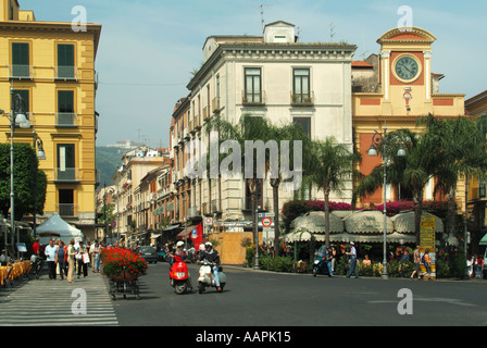 Sorrento Resort Ortszentrum Tasso Square zur Veranschaulichung Popularität von zwei Radtransport Stockfoto