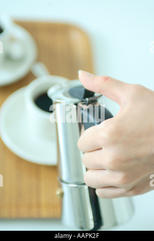 Nahaufnahme einer Frau Kaffee gießen Stockfoto