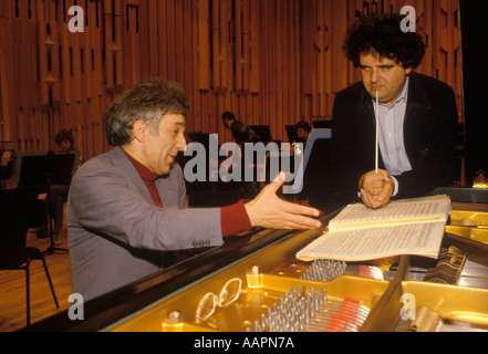 Vladimir Ashkenazy am Klavier und Dirigent Uri Segal Proben mit dem Royal Philharmonic Orchestra im Barbican 1990er London UK HOMER SYKES Stockfoto