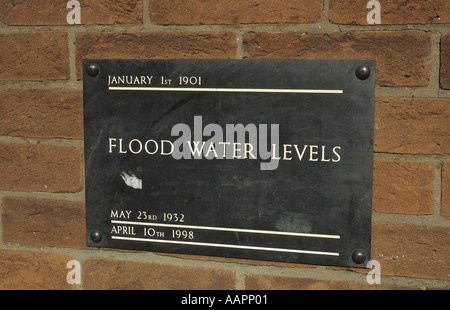 Flut Wasserstände Plaque, Waterside, Stratford-upon-Avon, Warwickshire, England, UK Stockfoto