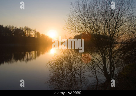 Sonnenuntergang über Ridgegate Reservoir im Peak District Stockfoto