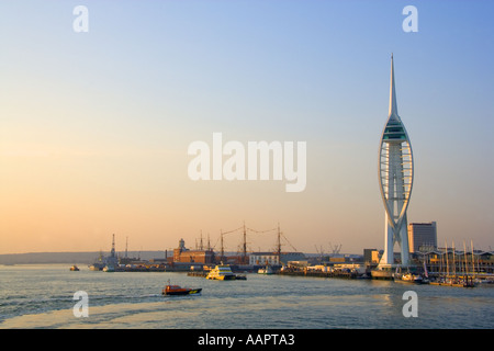 Portsmouth Millennium Spinnaker Tower und Historic Dockyard mit HMS Victory und HMS Warrior in der Abenddämmerung am 27. Juni 2005. JMH1001 Stockfoto