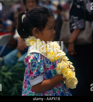 Attraktive kleine hawaiianische Mädchen tragen traditionelle Lei Frangipanis am 1. Mai Königin Investitur Lei Tag Honolulu Oahu Hawaii Stockfoto