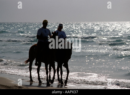 Paar Reiten entlang der Küste in Jibacoa Strand Kuba Stockfoto